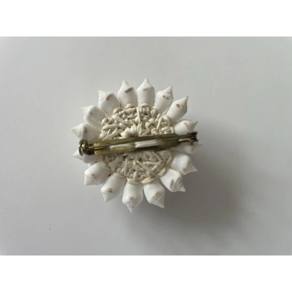 Cowrie Shell Brooch Pin Hand‎ Woven Flower Design White Straw Marshall Islands